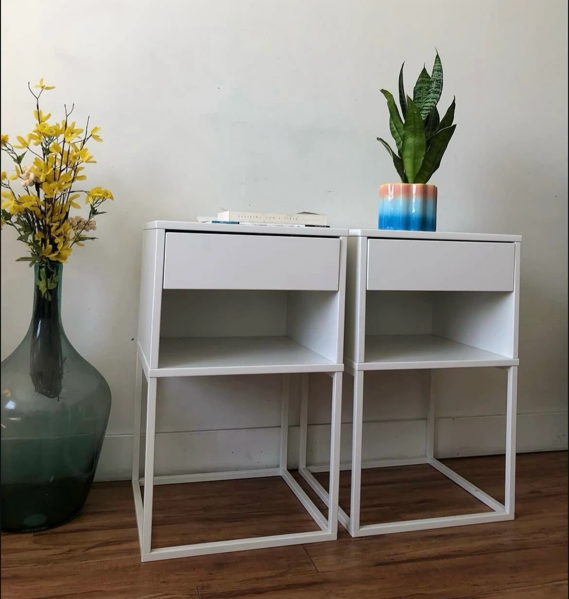 Set of Two White Modern Nightstands - photo 2