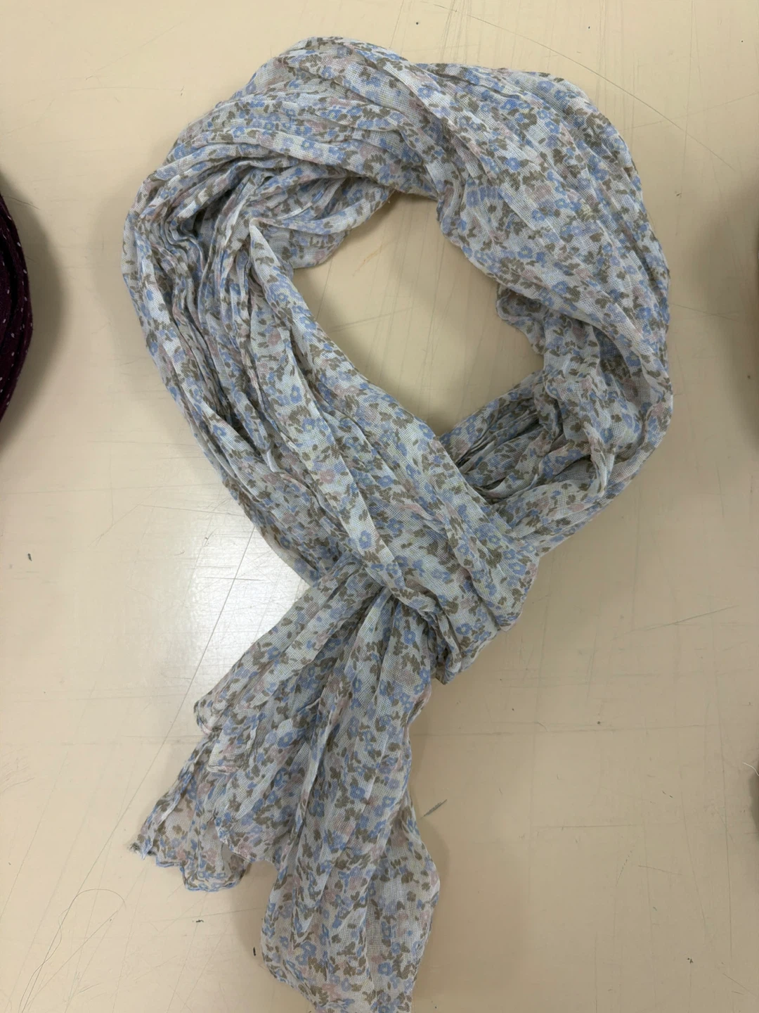 3 Women's Scarves - photo 3
