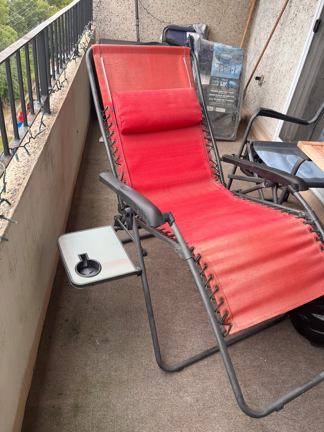 Red folding zero-gravity lounge chair - photo 4