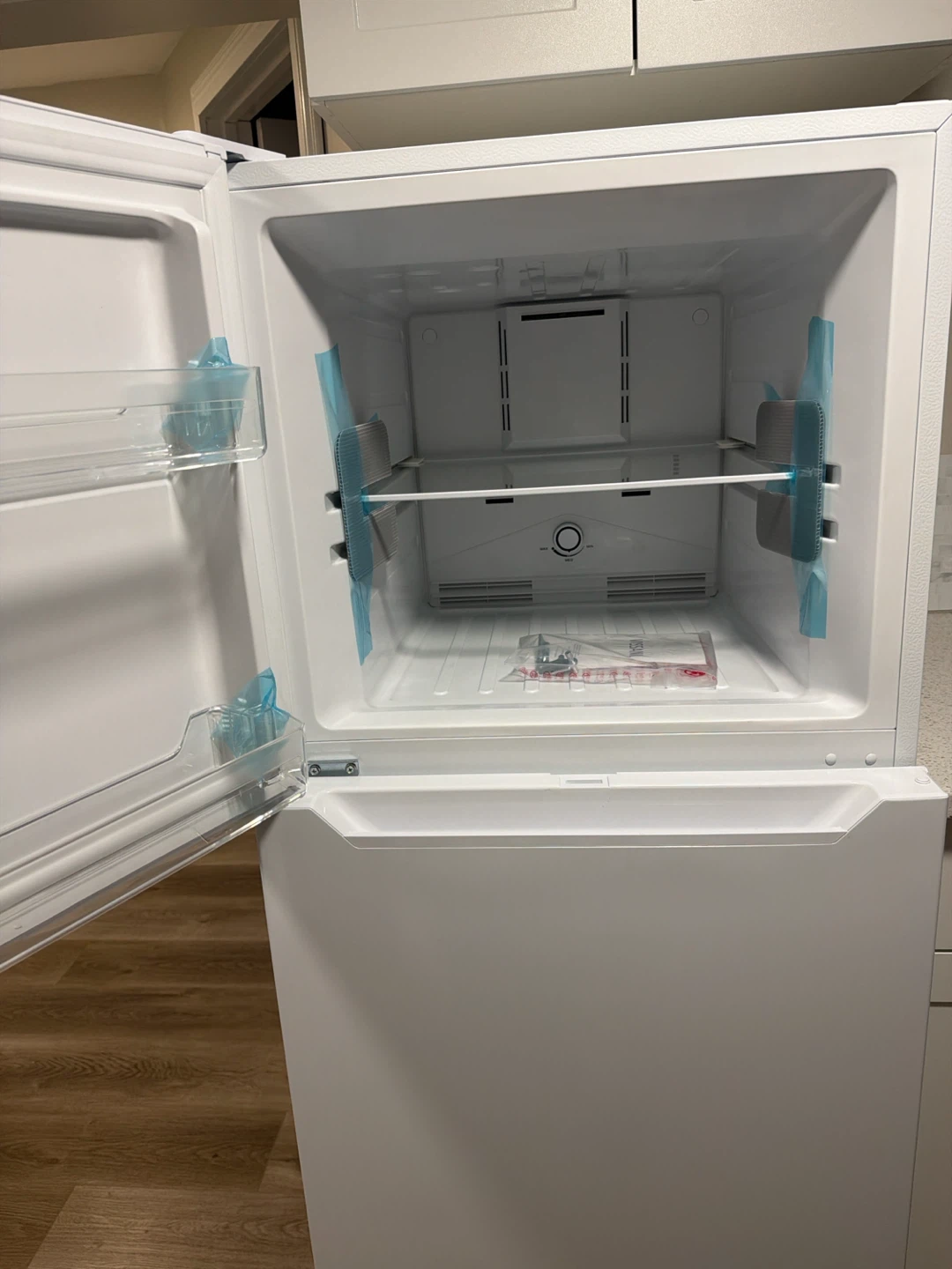Vissani White Top Freezer Refrigerator - photo 3