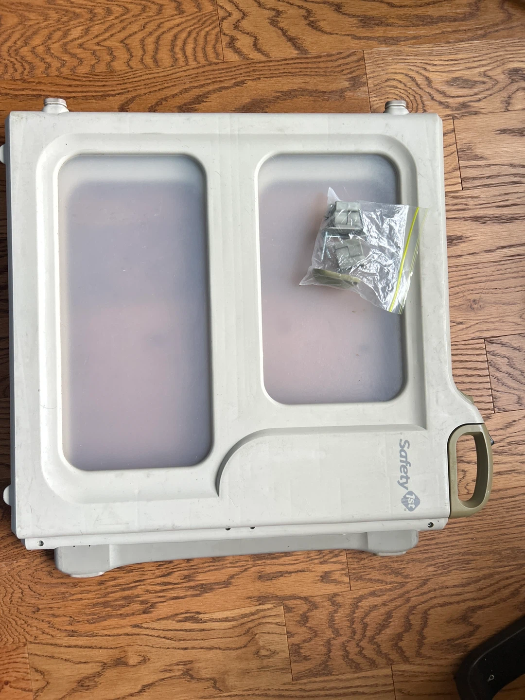 Child Safety Gate with Hardware Mounts
