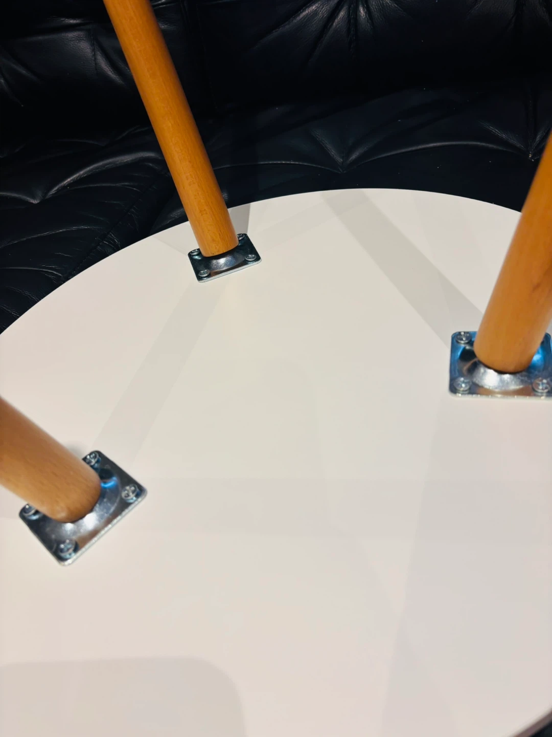 White Round Side Table w/ Wooden Legs - photo 5