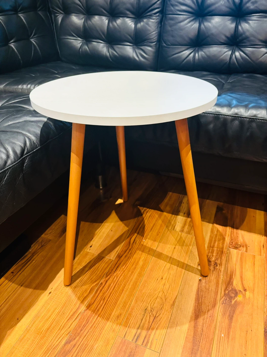 White Round Side Table w/ Wooden Legs - photo 3