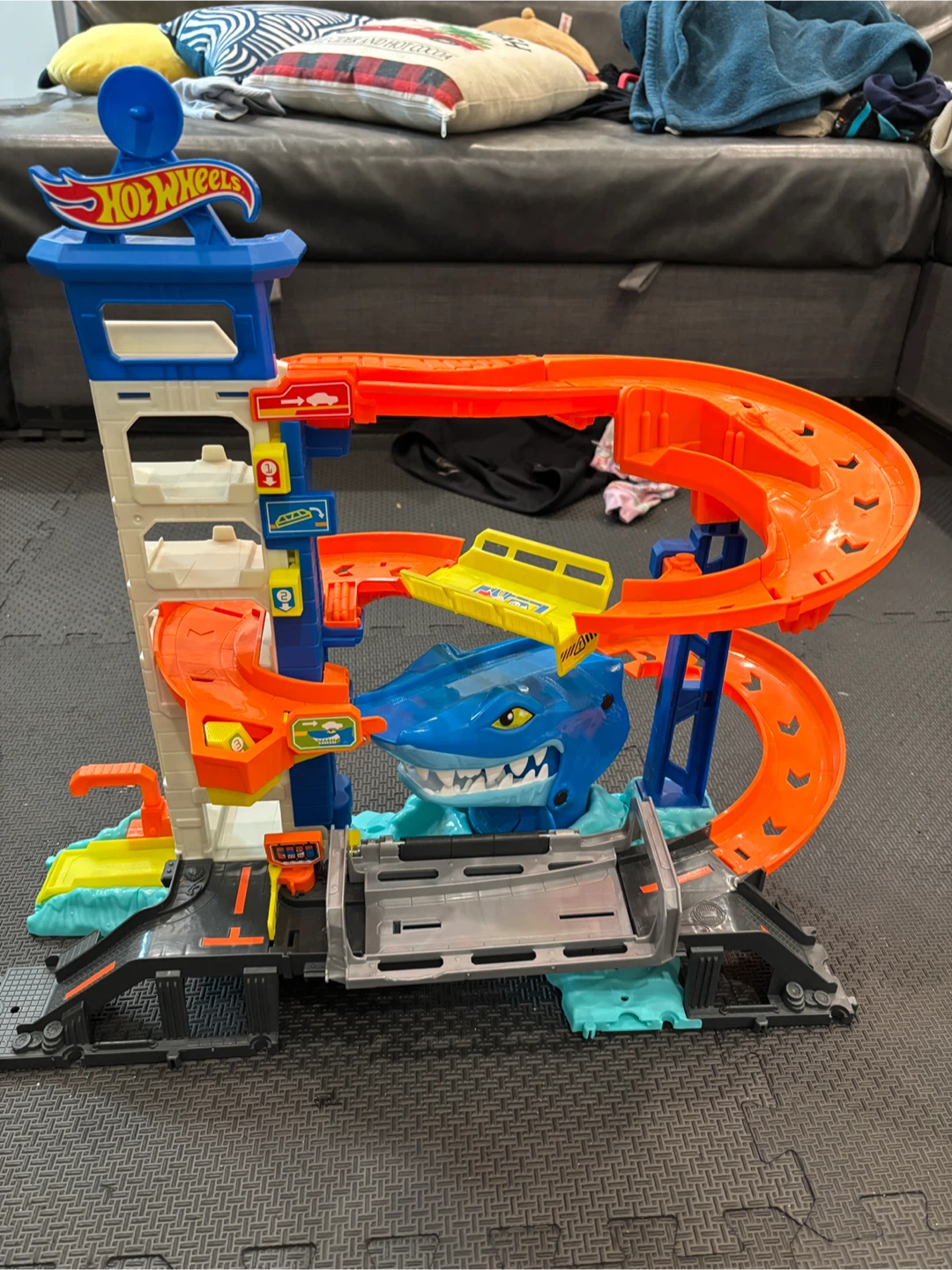 Hot Wheels Shark Chomp Track Set