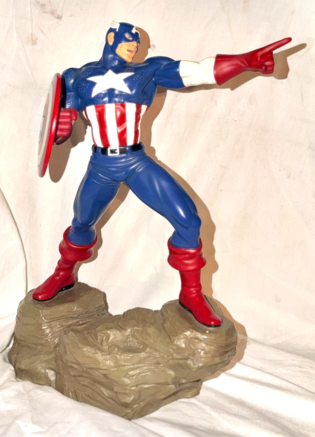 Captain America Limited Edition Collectible Statue - photo 2