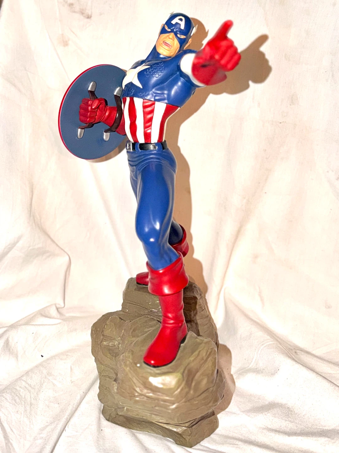 Captain America Limited Edition Collectible Statue - photo 3