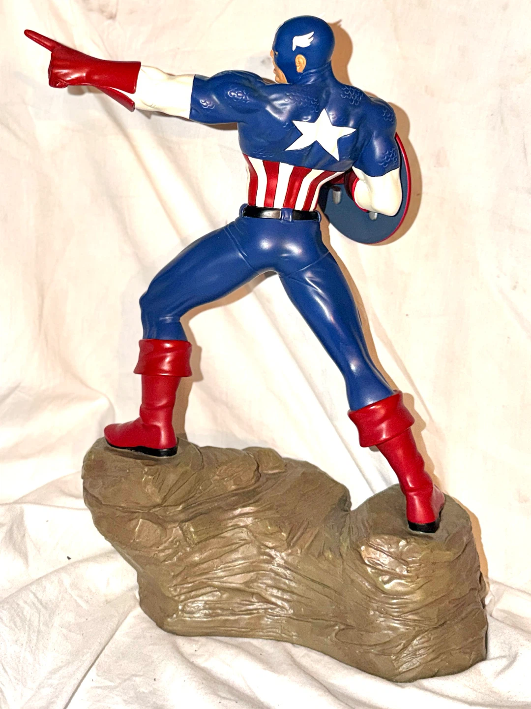 Captain America Limited Edition Collectible Statue - photo 4