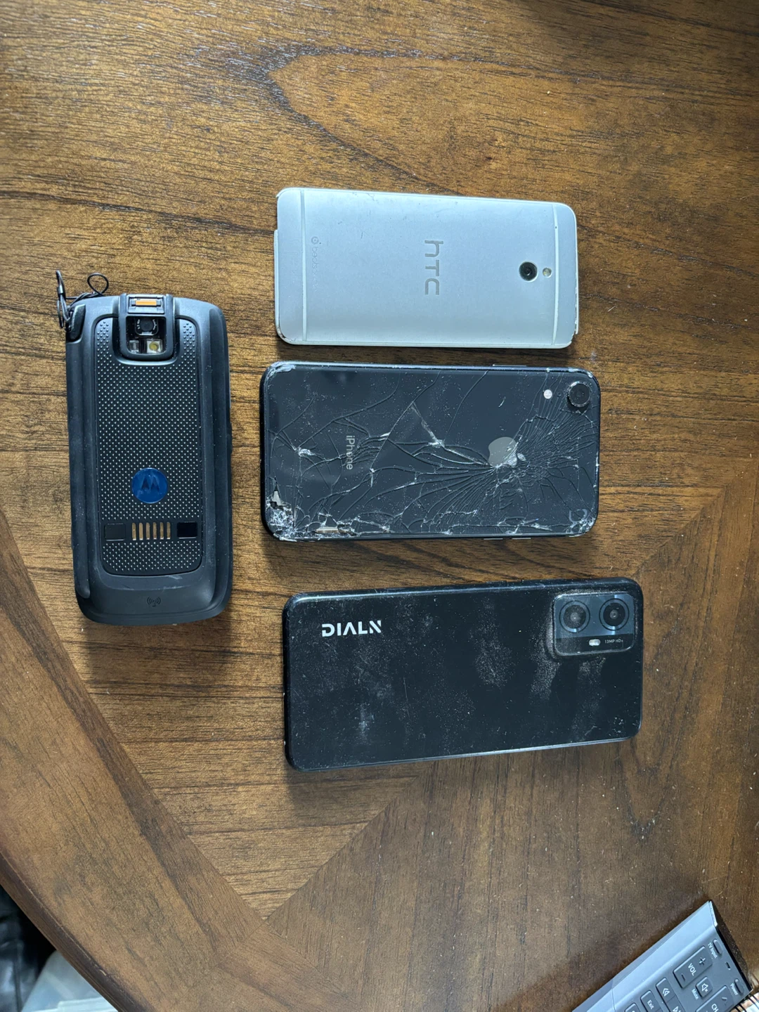Lot of 4 Various Used Smartphones - photo 2