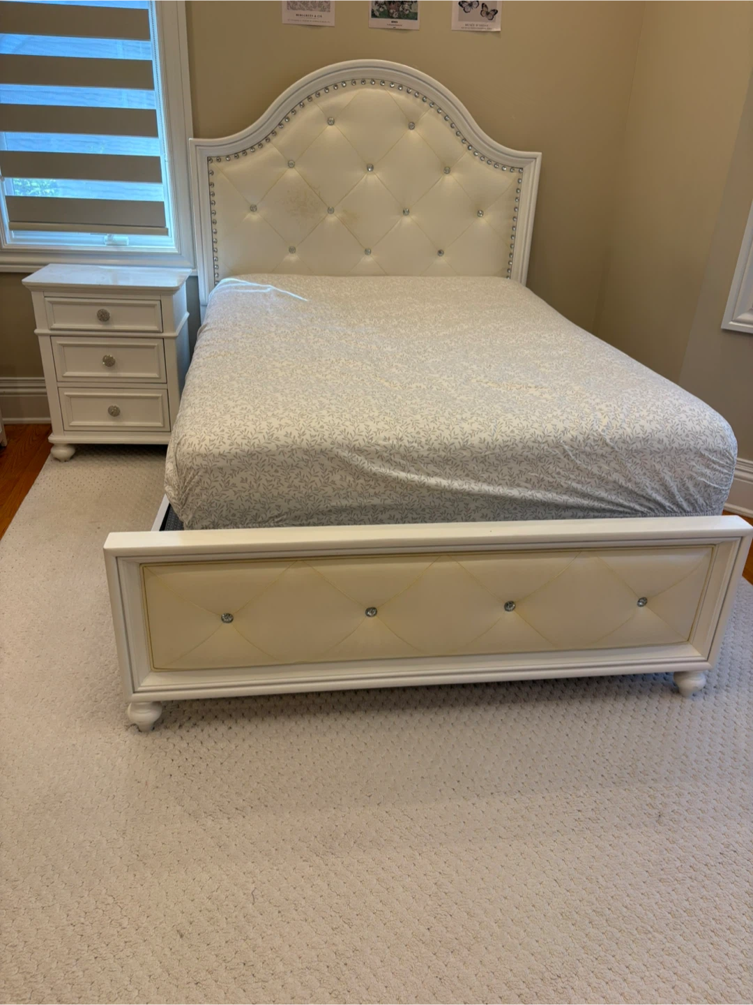 Full size bed, nightstand and wall mirror