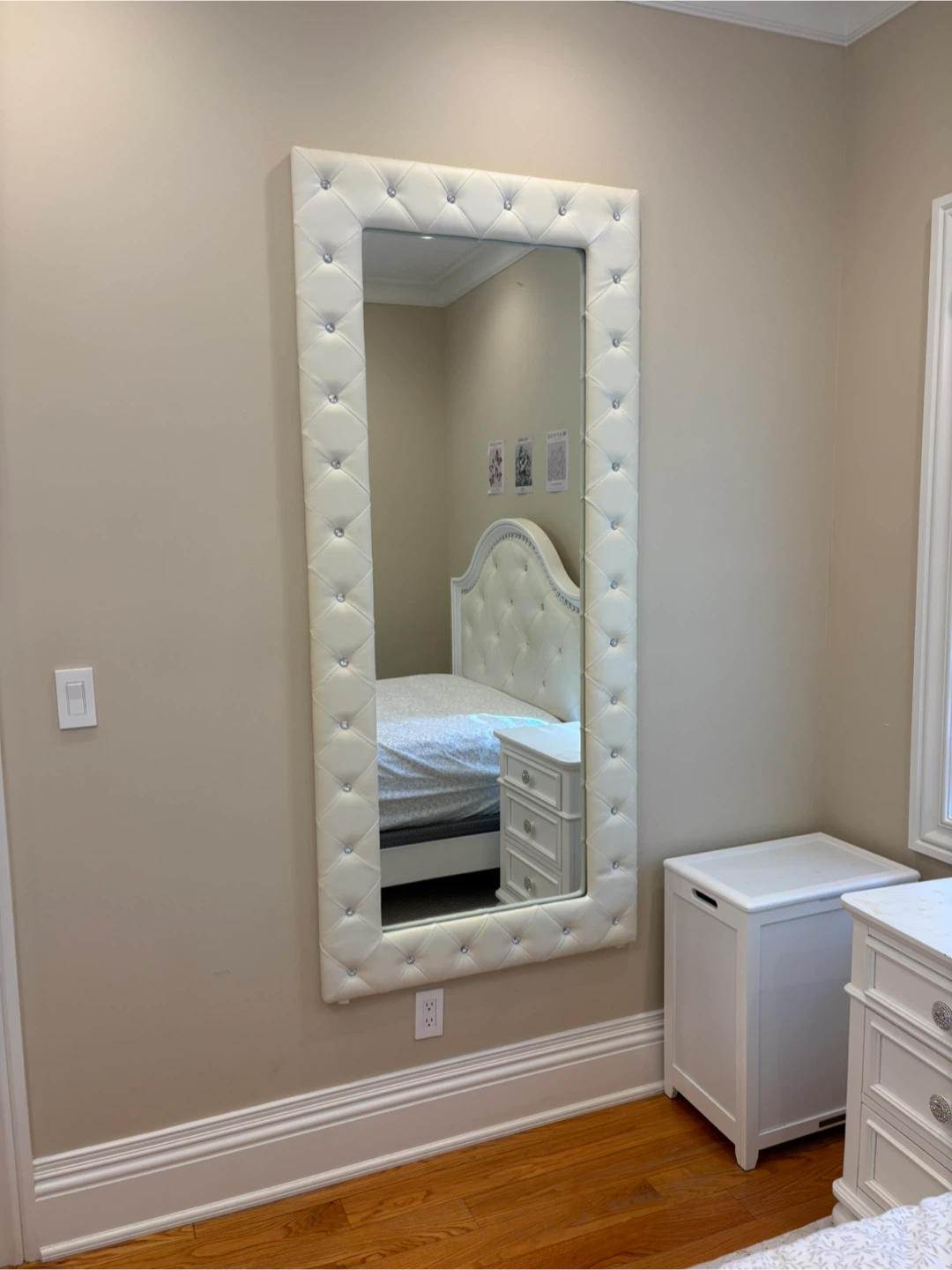 Full size bed, nightstand and wall mirror - photo 2
