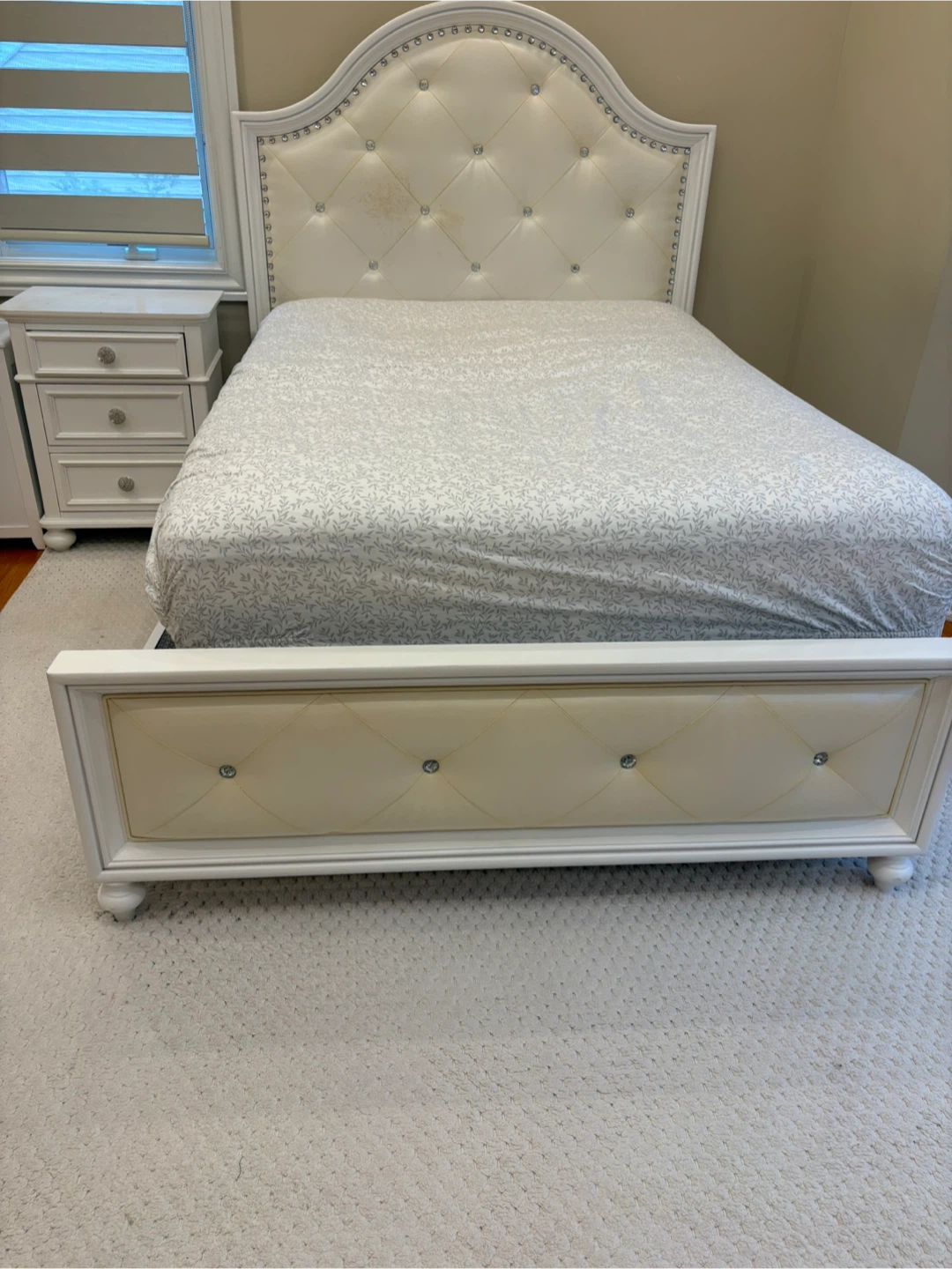 Full size bed, nightstand and wall mirror - photo 4