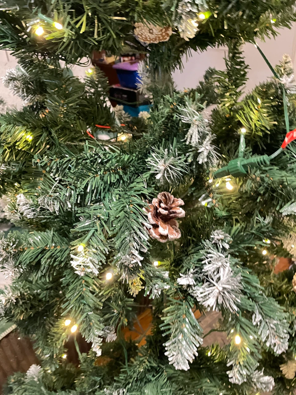 Pre-lit Flocked Artificial Christmas Tree - photo 2