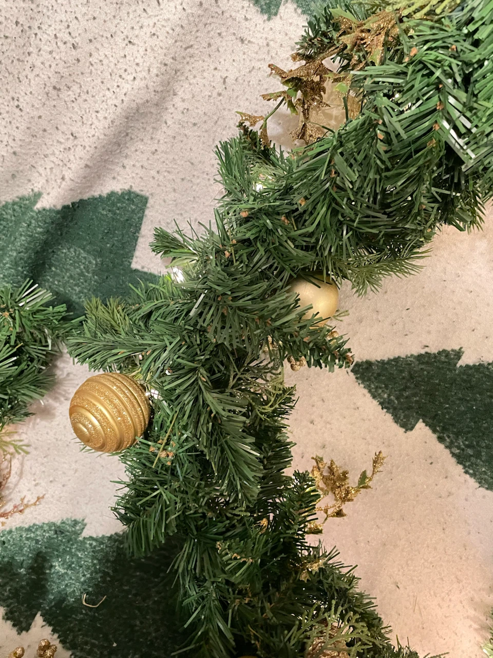 Pre-lit Christmas Garland with Gold Ornaments - photo 4