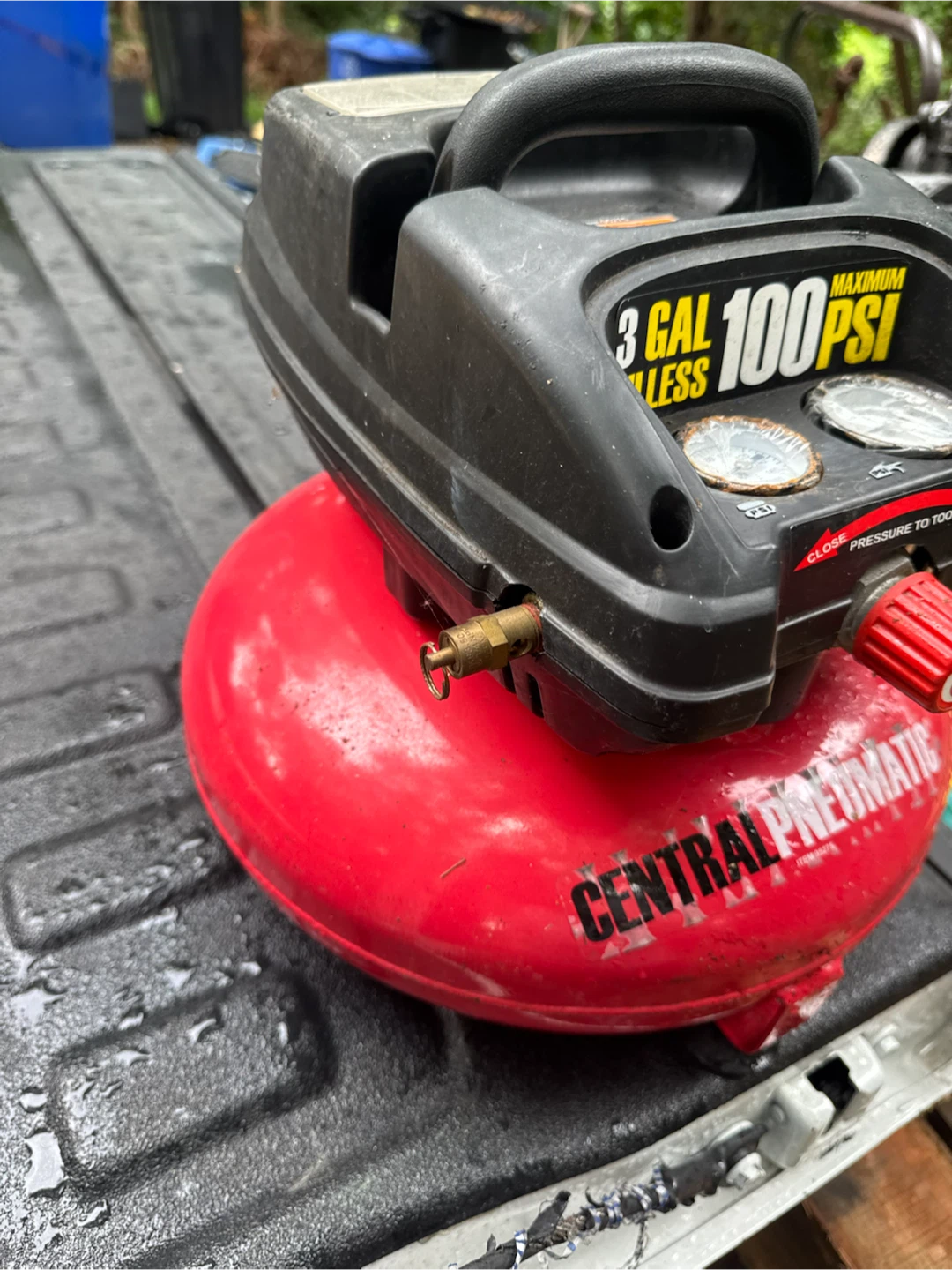 Central Pneumatic 3 Gallon Air Compressor - photo 2