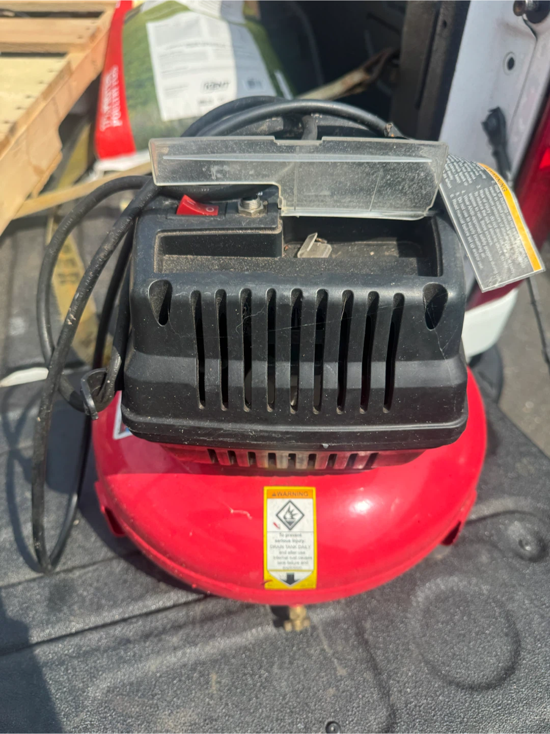 Central Pneumatic 3 Gallon Air Compressor - photo 4