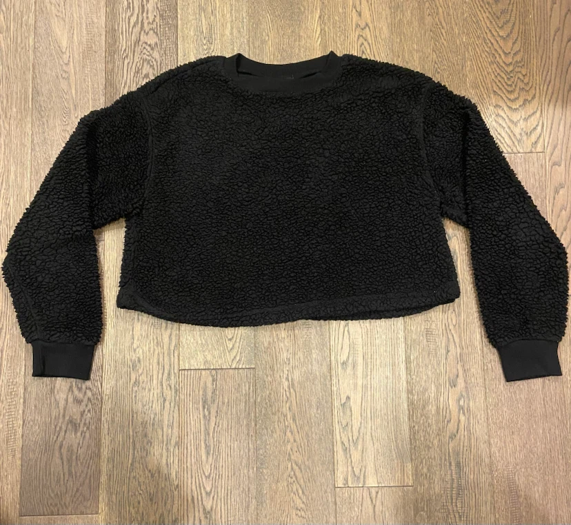 EUC: Forever 21 Black Cropped Sherpa Sweatshirt Size M