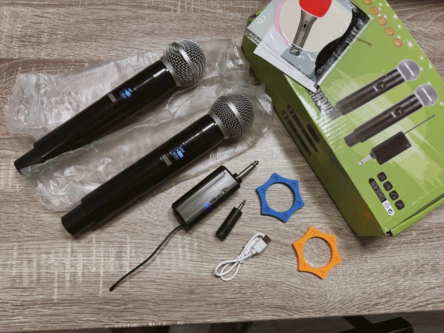 2x Wireless Microphones with Receiver