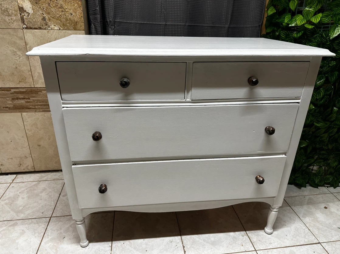 Vintage wooden Dresser with 4 Drawers and Mirror