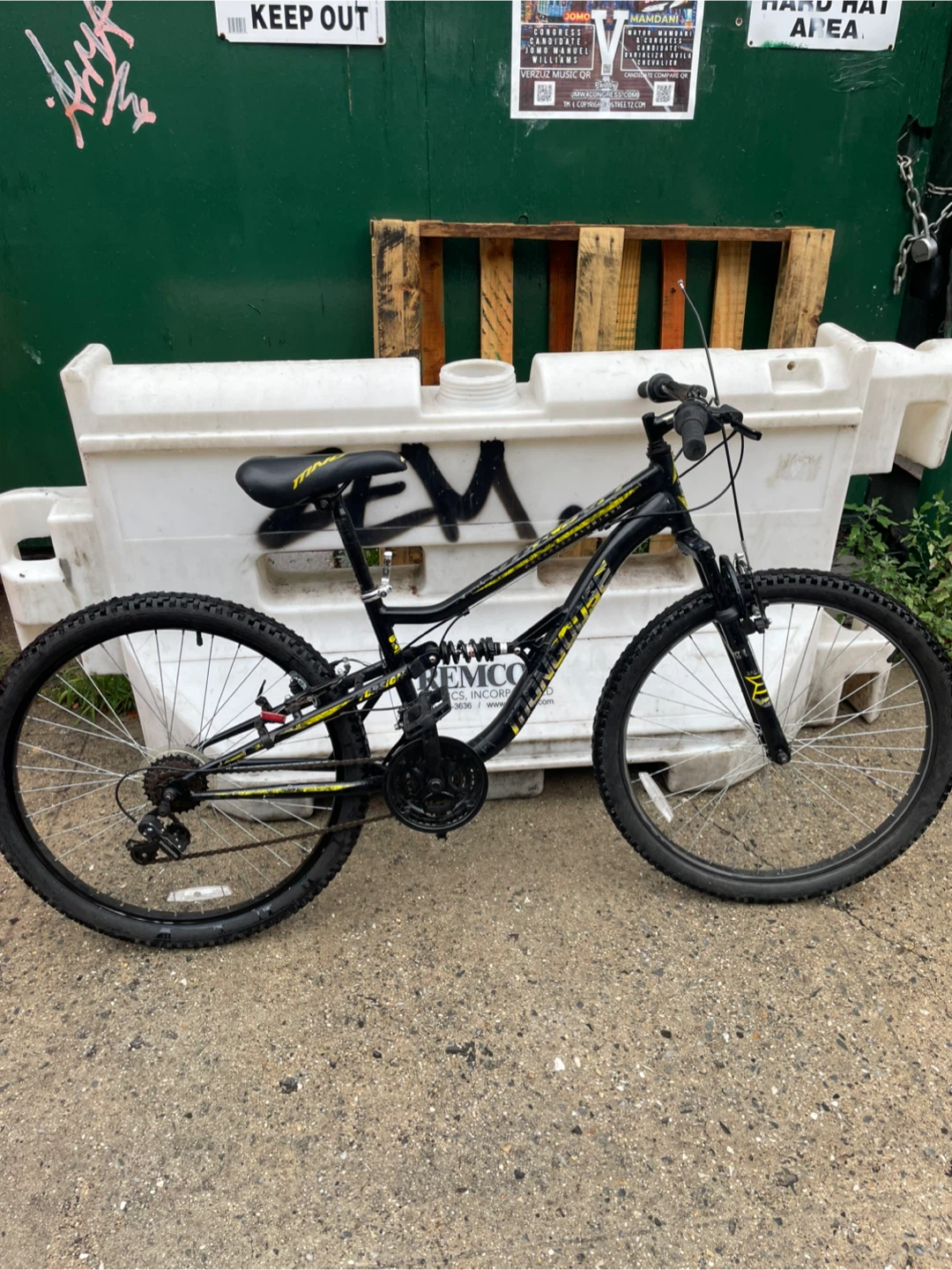 Mongoose Mountain Bike Black and Yellow