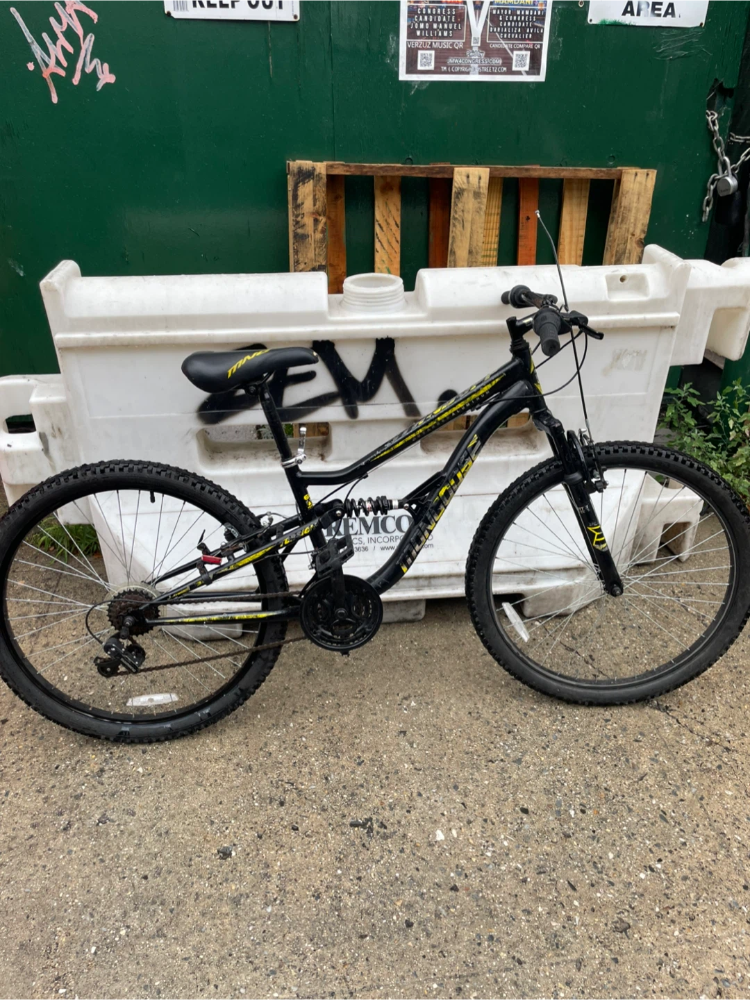 Mongoose Mountain Bike Black and Yellow - photo 2