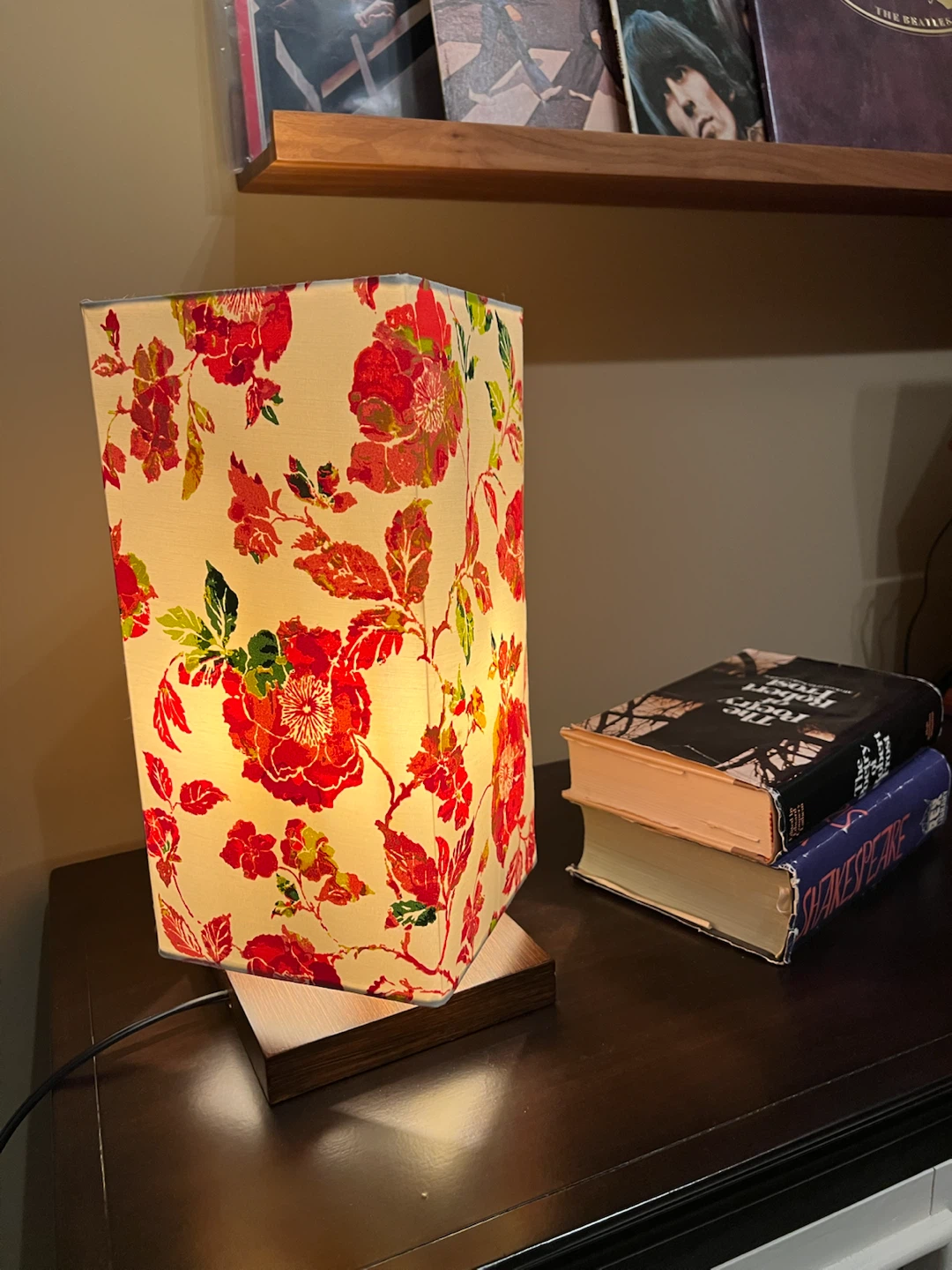 Floral Accent Lamp with Wooden Base - photo 5