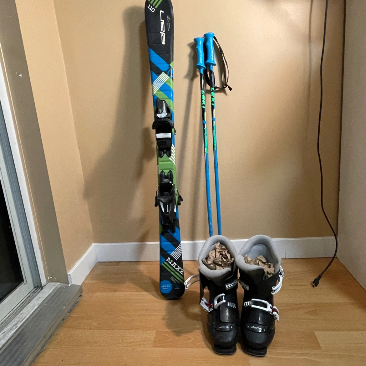 Elan Maxx 110cm Skis with Leki Poles and Ski Boots