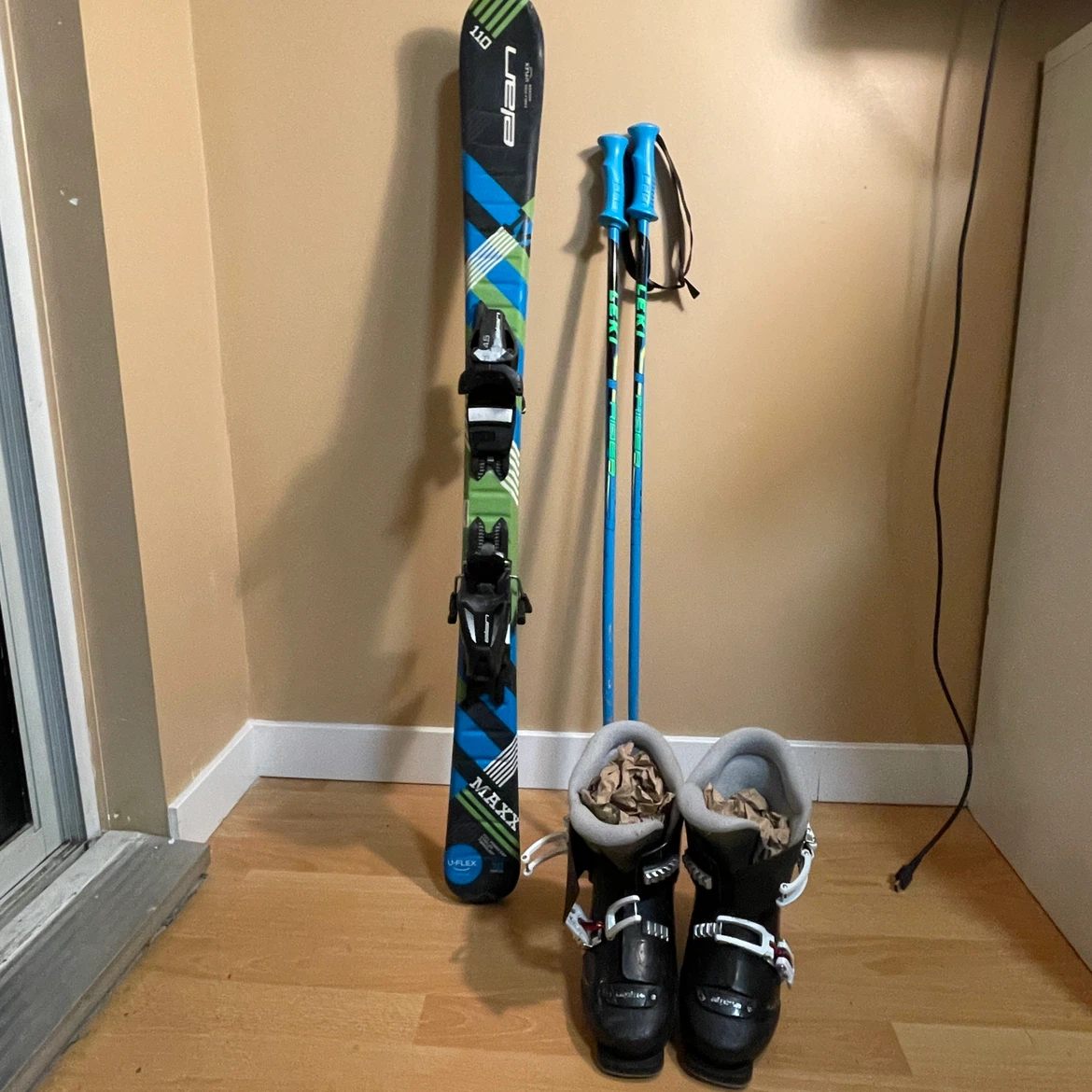 Elan Maxx 110cm Skis with Leki Poles and Ski Boots - photo 2