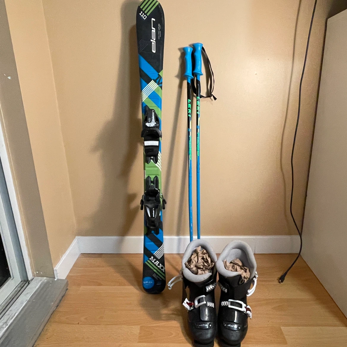 Elan Maxx 110cm Skis with Leki Poles and Ski Boots - photo 3