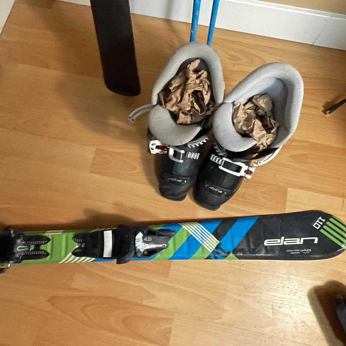 Elan Maxx 110cm Skis with Leki Poles and Ski Boots - photo 4