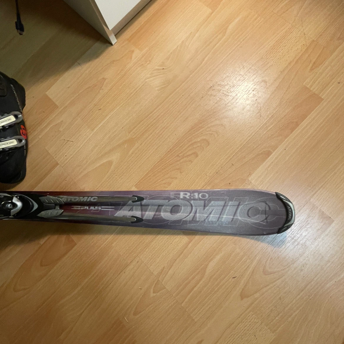 Atomic R:10 Skis with Boots and Poles - photo 2