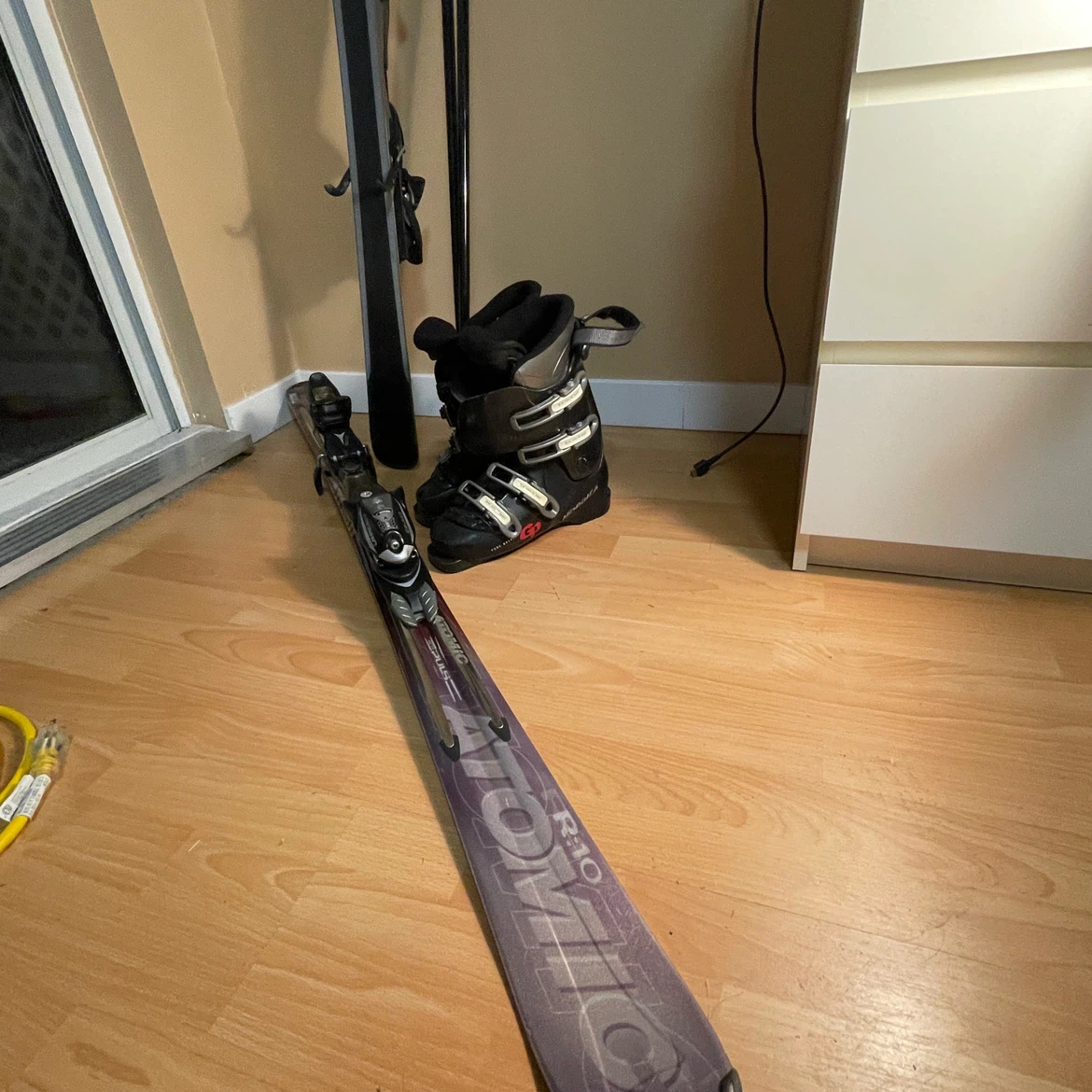 Atomic R:10 Skis with Boots and Poles - photo 3