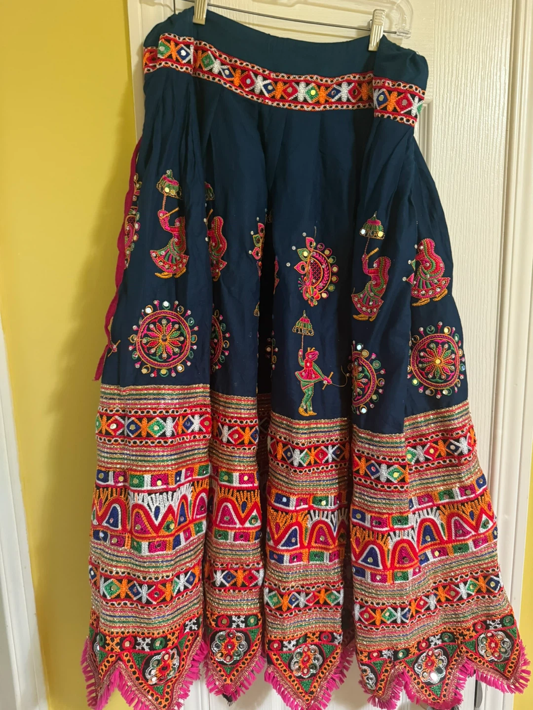 Embroidered Choli and Skirt Set with Green Dupatta - photo 3