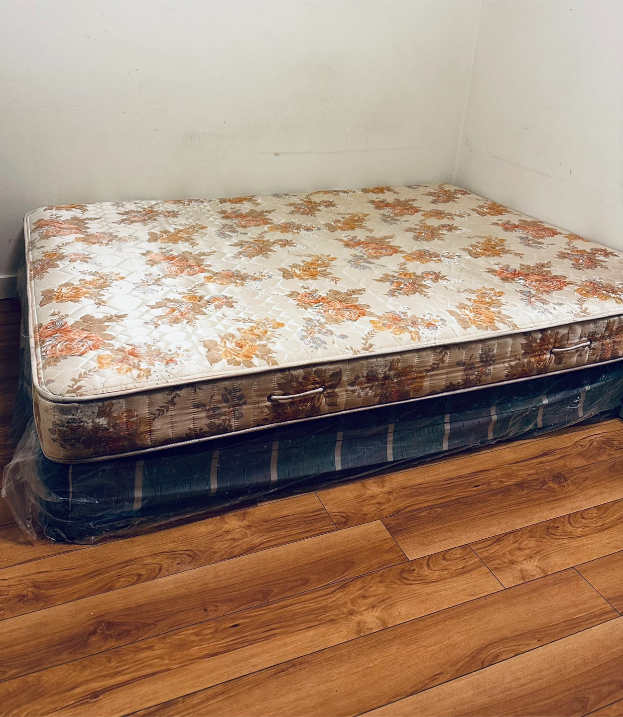 Vintage Floral Queen Mattress - photo 2