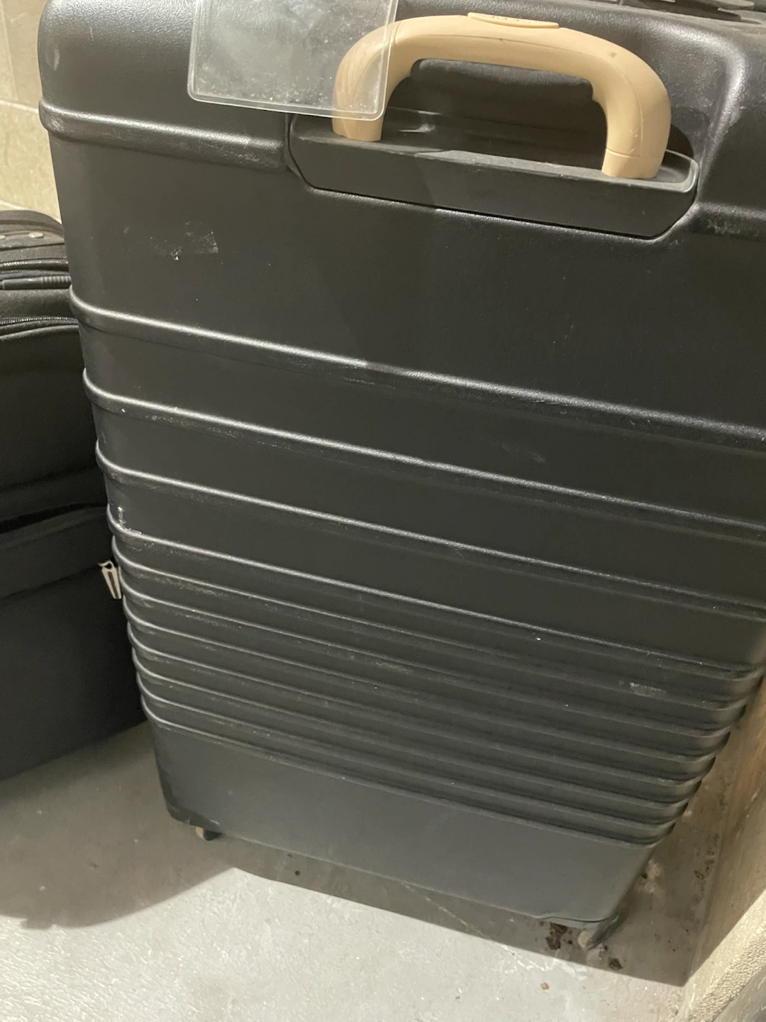 Béis Black Hardside Check-in Luggage - photo 4
