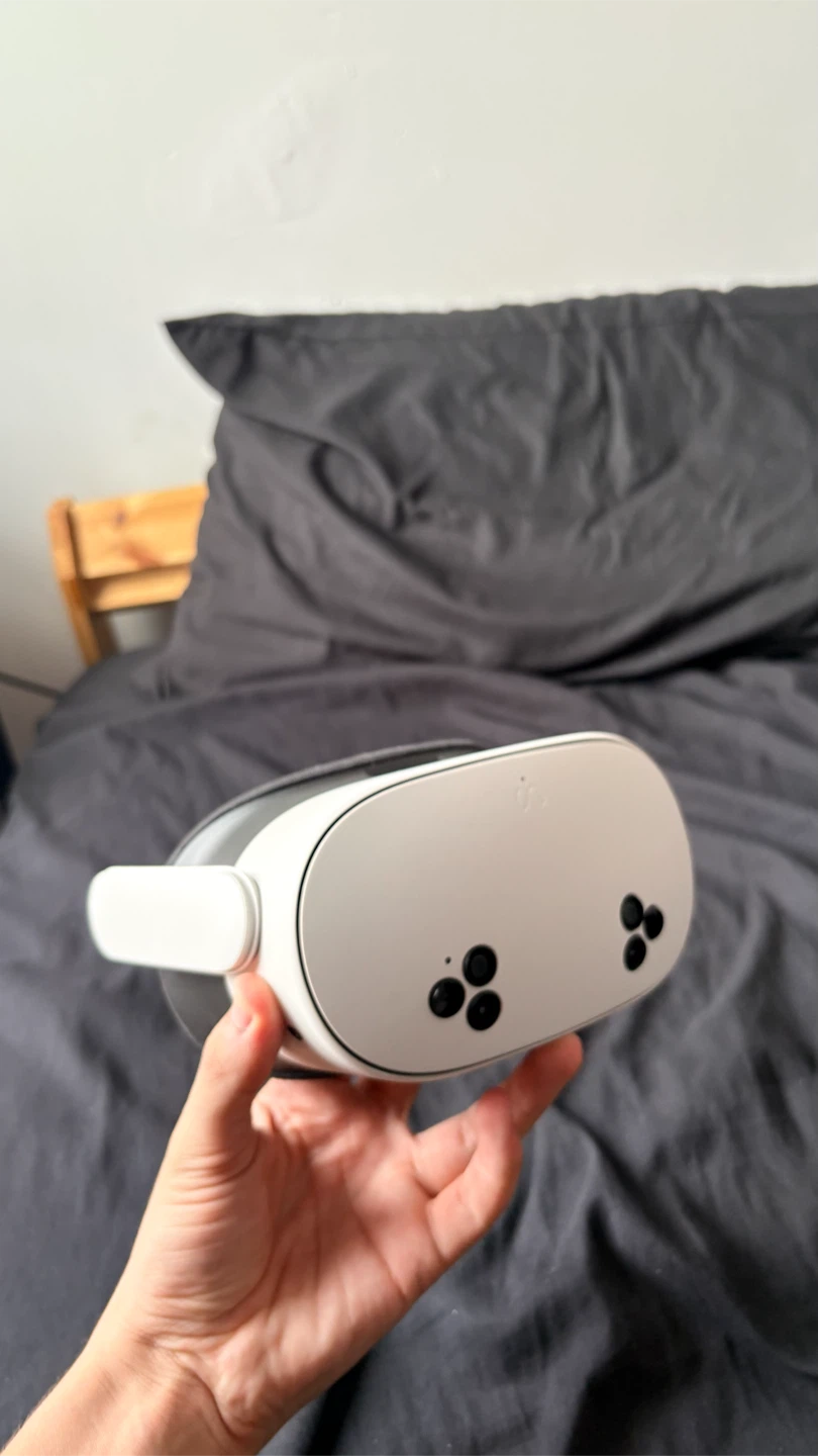 Meta Quest 3s VR Headset with Controllers - photo 3