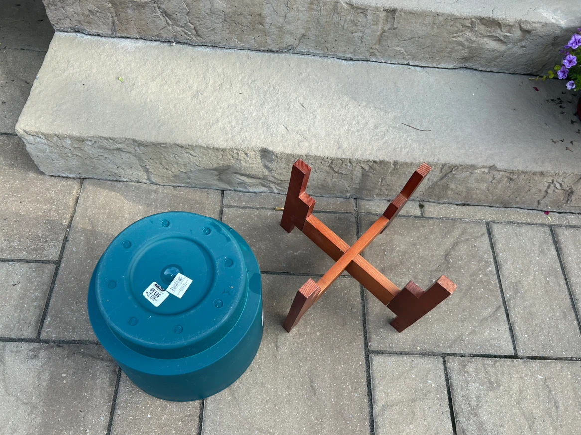 PLANTER WITH WOODEN STAND (READ LISTING) - photo 3