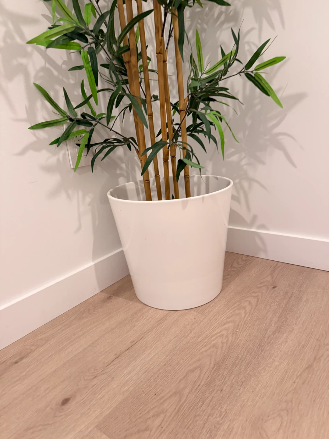 White Ceramic Plant Pot Large (without the plant) - photo 4