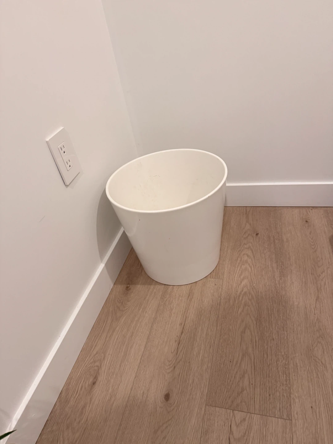 White Ceramic Plant Pot Large (without the plant) - photo 2