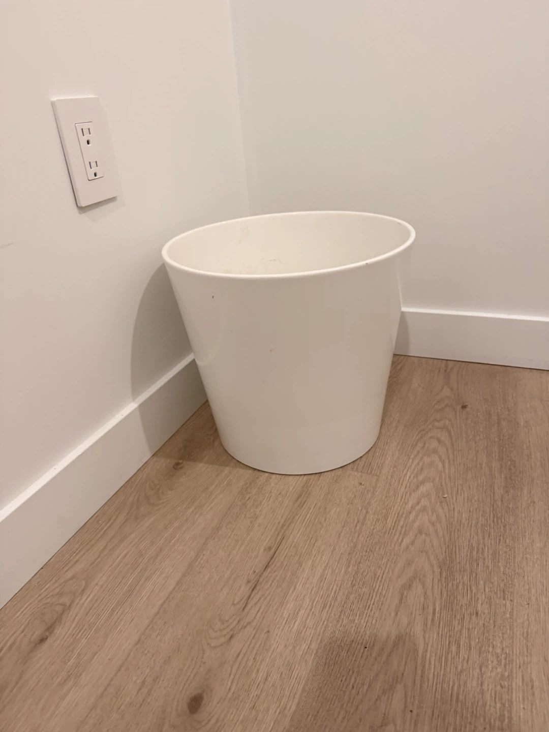 White Ceramic Plant Pot Large (without the plant)