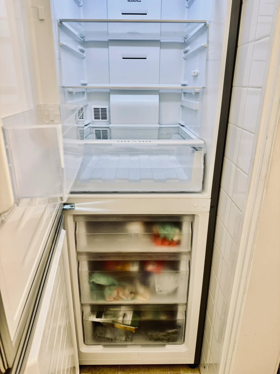 Electrolux Refrigerator - photo 3