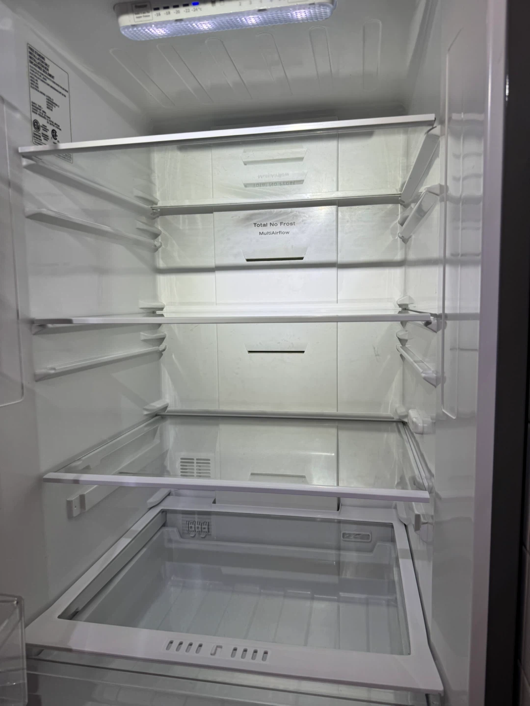 Electrolux Refrigerator - photo 4