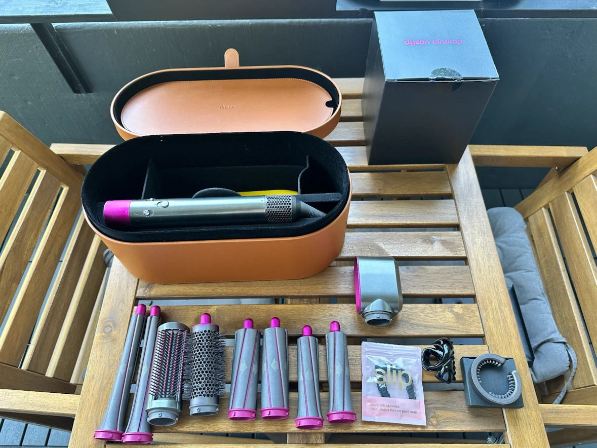 (Trades or $400 obo) Dyson Airwrap Complete Styler