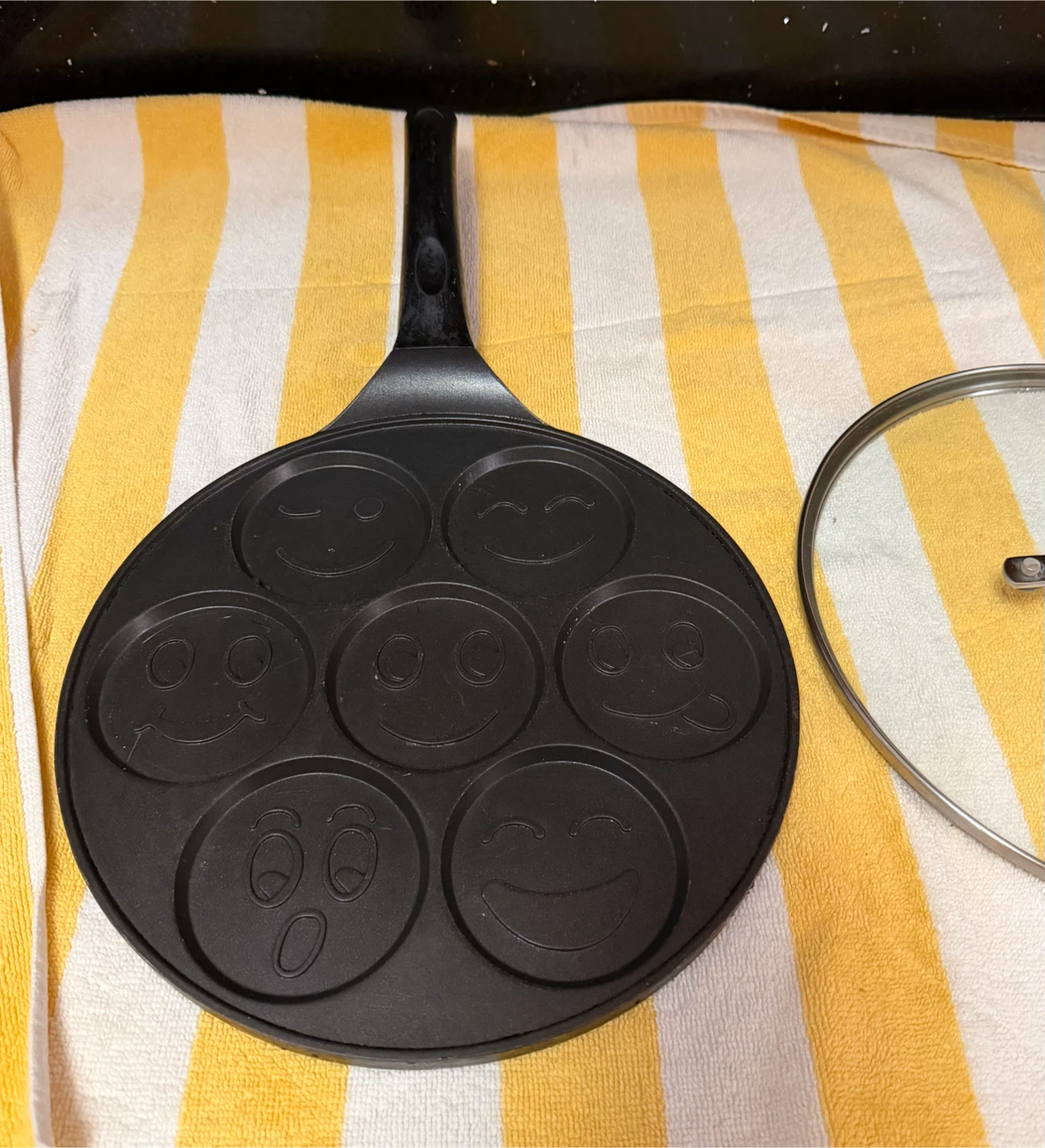 Crofton Emoji Pancake Pan + Glass Lid – $5 - photo 2