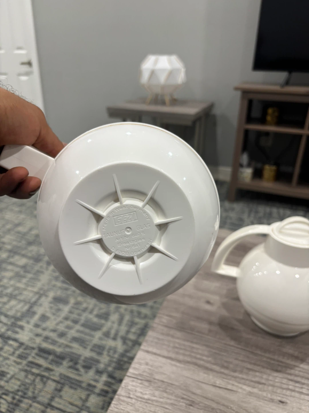 Set of 2 White Thermos Pitchers - photo 2