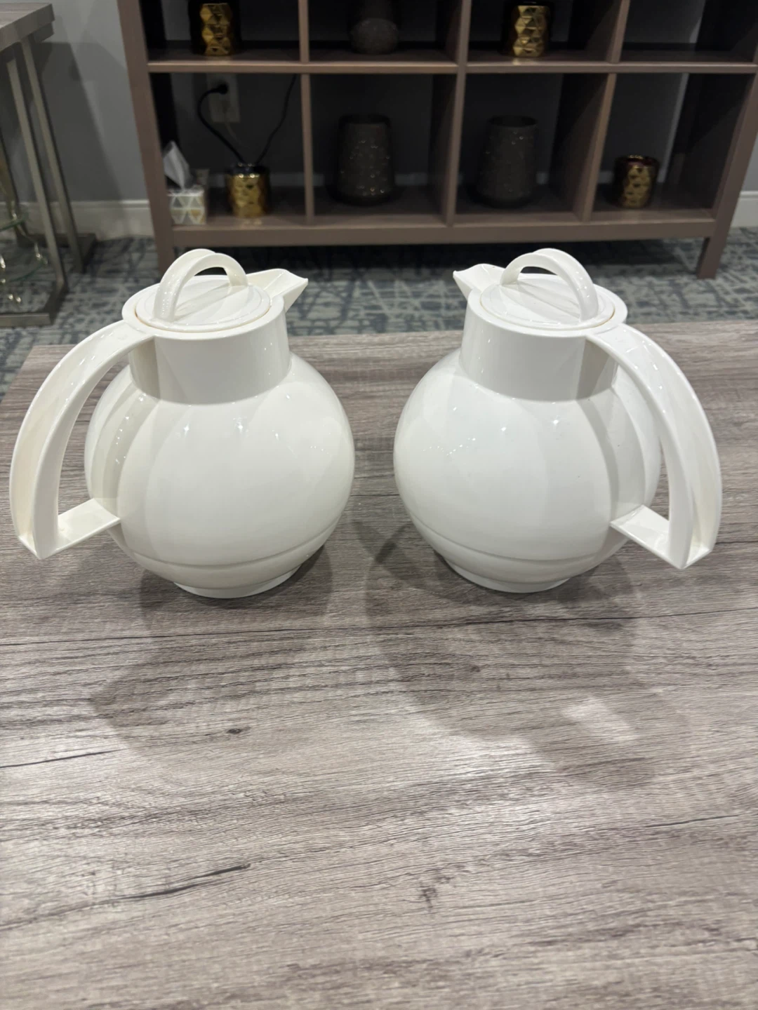 Set of 2 White Thermos Pitchers - photo 3