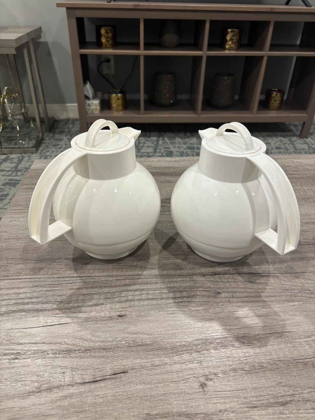 Set of 2 White Thermos Pitchers - photo 4