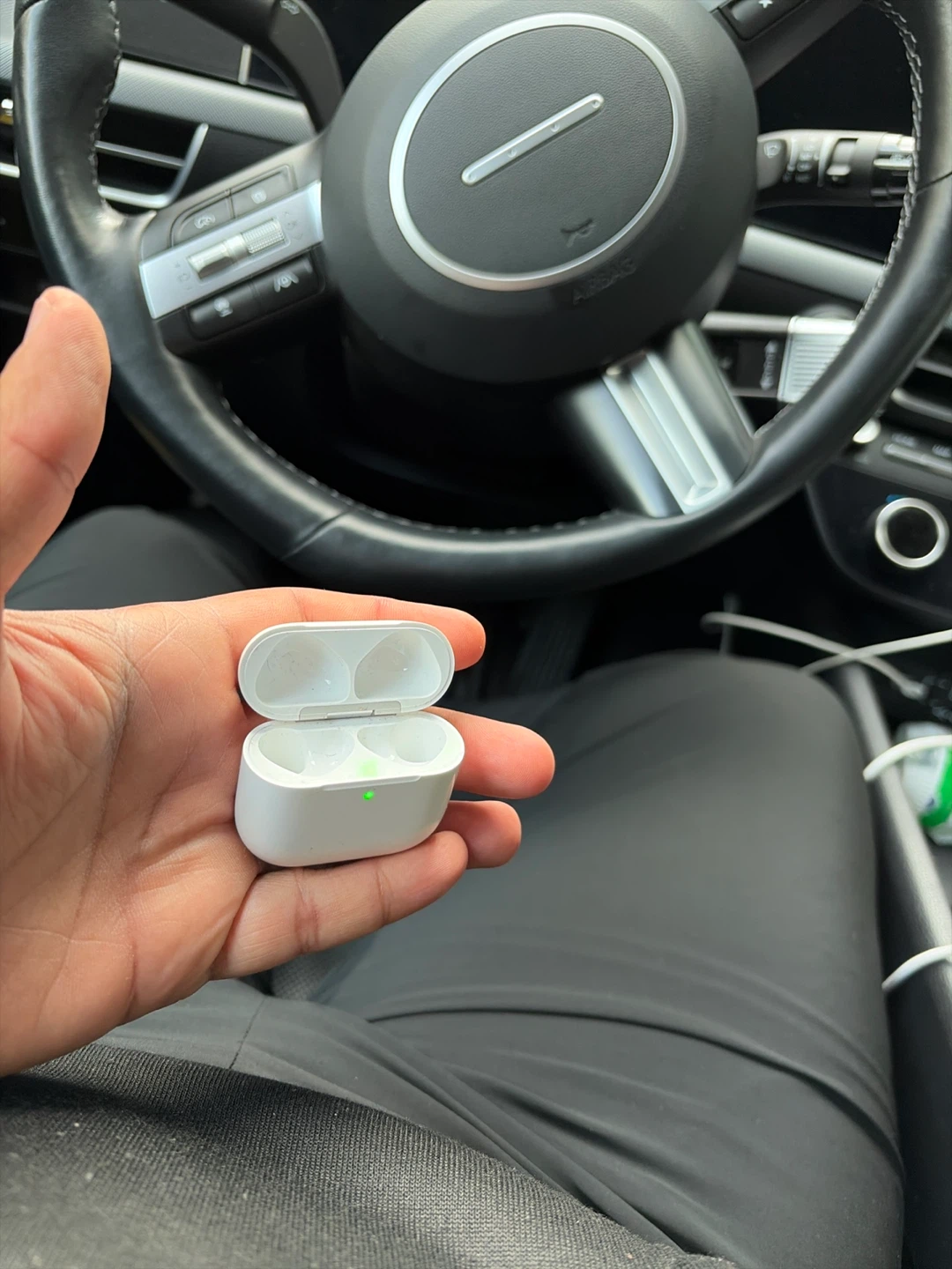 Apple AirPods Pro Charging Case - photo 3