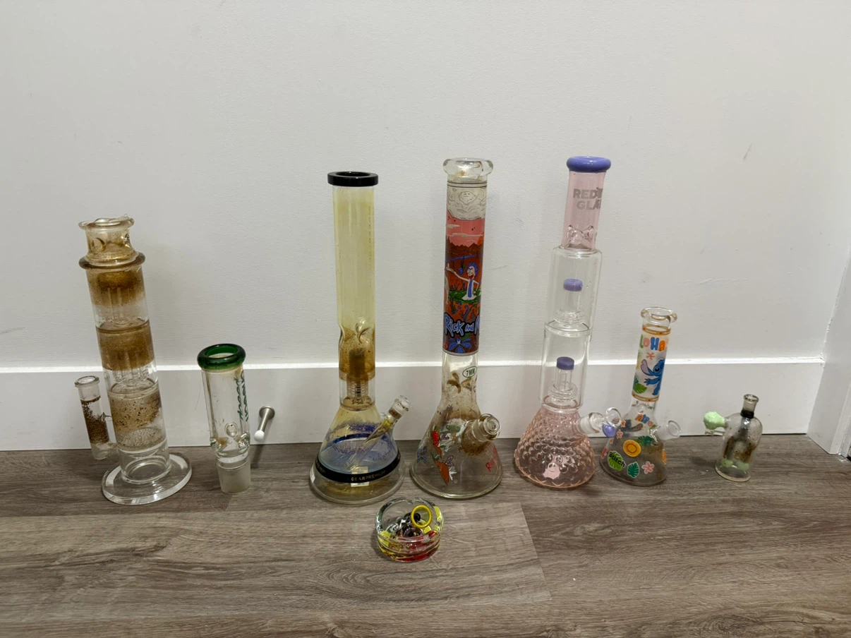 Bongs and smoking accessories