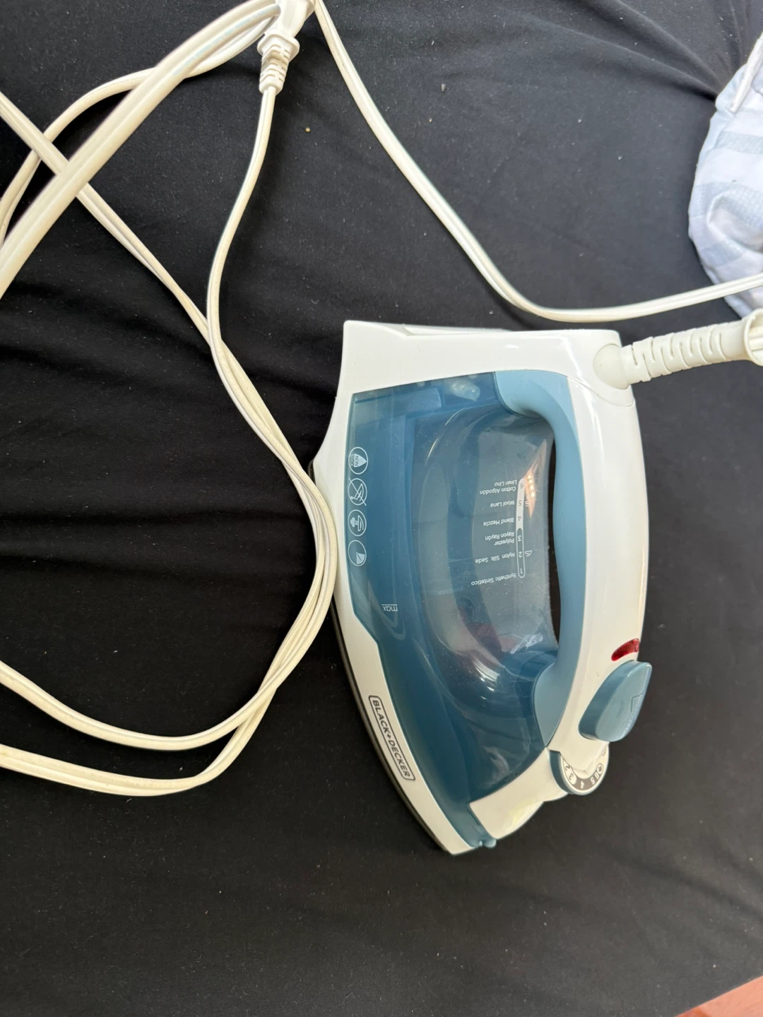 Black + Decker Steam Iron (Model IR40V) - Great Condition - photo 2