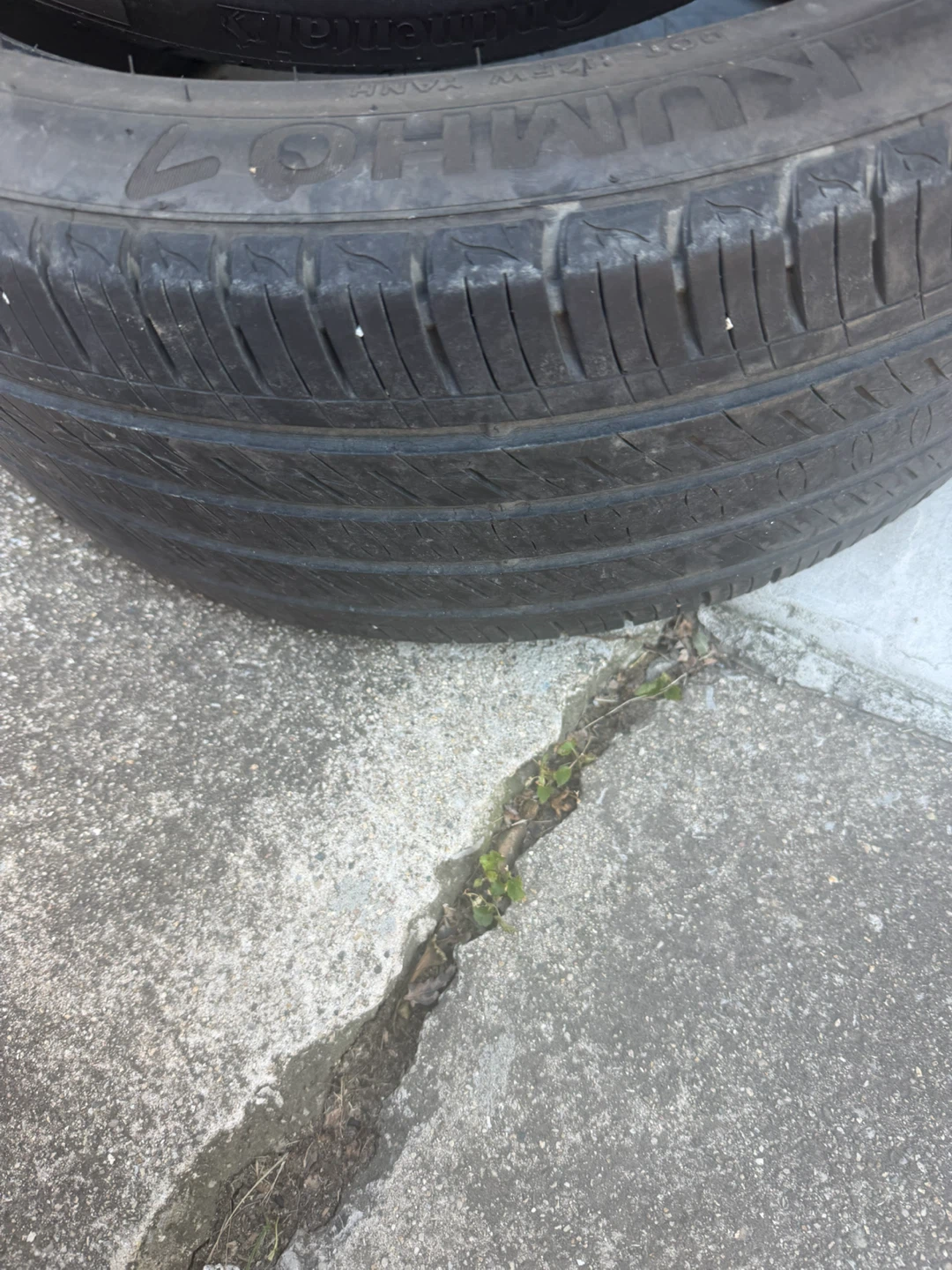Two Assorted Tires Kumho and Continental 245/45R19 - photo 4